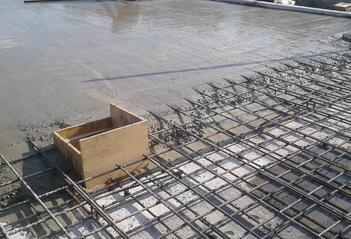 Заливаем бетоном плиту перекрытия в доме из газобетона проект 40-17, на нашем объекте.