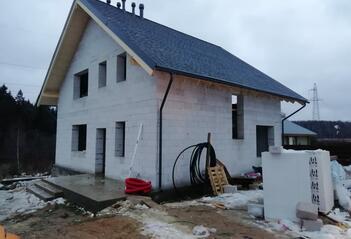 Видеообзор строительства дома из газобетона Bonolit с мансардным этажом, с монолитным межэтажным перекрытием, на фундаменте плита с ребрами, проект RQ5045